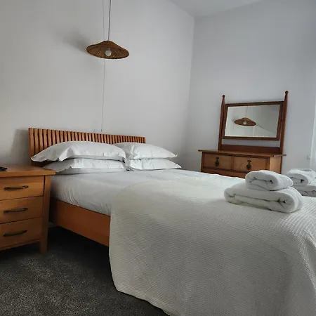 Hébergement de vacances 66 Tennyson Avenue - 3 Bed House With Courtyard *