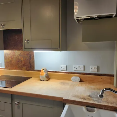 66 Tennyson Avenue - 3 Bed House With Courtyard *
