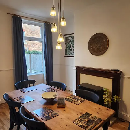 66 Tennyson Avenue - 3 Bed House With Courtyard Scarborough