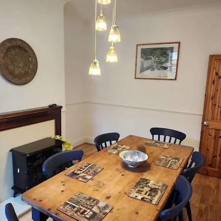 66 Tennyson Avenue - 3 Bed House With Courtyard Scarborough