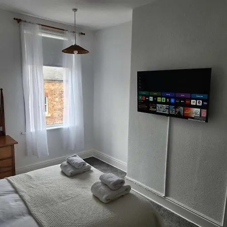 66 Tennyson Avenue - 3 Bed House With Courtyard Scarborough