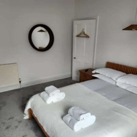 Hébergement de vacances 66 Tennyson Avenue - 3 Bed House With Courtyard *