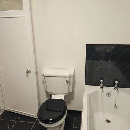 66 Tennyson Avenue - 3 Bed House With Courtyard