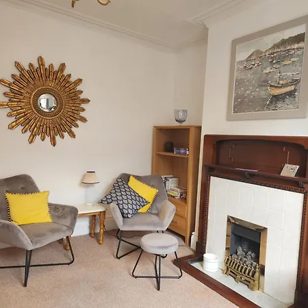 66 Tennyson Avenue - 3 Bed House With Courtyard