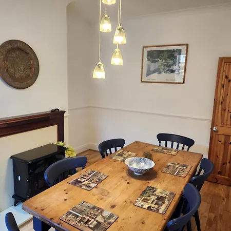 66 Tennyson Avenue - 3 Bed House With Courtyard