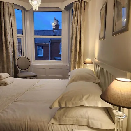 66 Tennyson Avenue - 3 Bed House With Courtyard *
